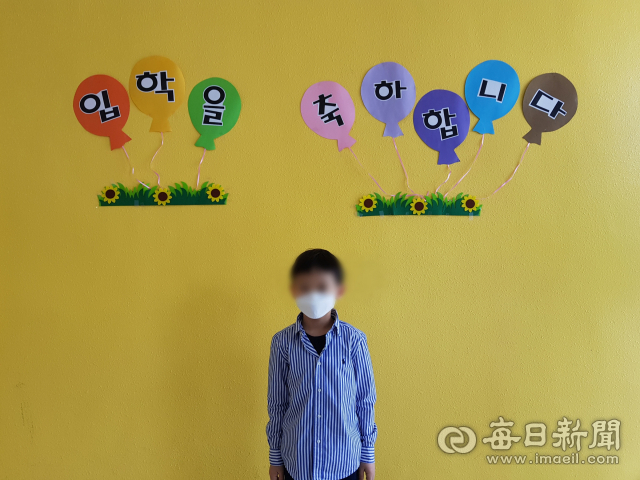 27일 생애 첫 등교하는 동천초등학교 1학년 학생. 코로나19 여파로 올해 입학식은 온라인으로 대체됐는데, 아쉬움을 달래기 위해 동천초 교사들이 간소한 입학식 이벤트를 마련했다. 변선진 기자