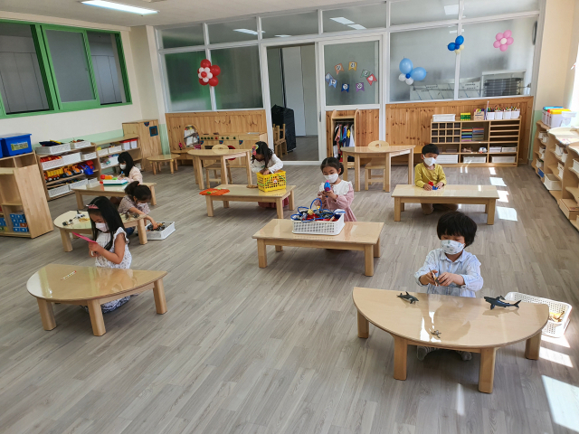 안동강남초등학교 병설유치원에서 첫 등원한 원생들이 개인 간 거리를 유지한 채 교사의 지시에 따라 교육 활동을 하고 있다. 안동강남초 제공