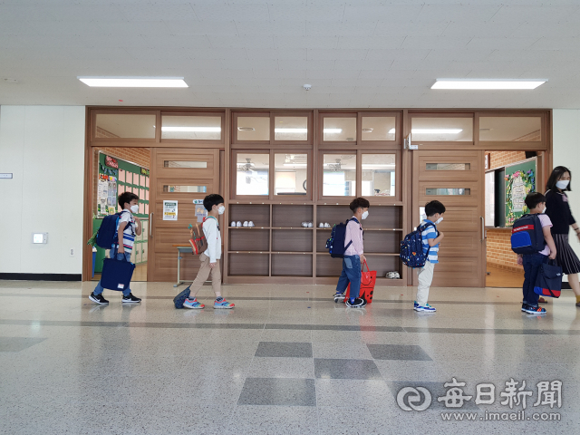 27일 동천초등학교 1학년 학생들이 하교하면서 사회적 거리두기를 하고 있다. 변선진 기자