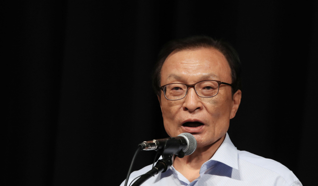 더불어민주당 이해찬 대표가 27일 오전 서울 양재동 더케이호텔에서 열린 더불어민주당 제21대 국회의원 당선인 워크숍에서 인사말을 하고 있다. 연합뉴스