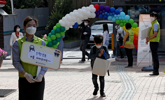 지난 27일 오전 대구 수성구 들안길초등학교에서 1학년 신입생들이 선생님의 안내를 받으며 교실로 들어가고 있다. 사진은 기사 본문내용과 무관함. 김영진 기자 kyjmaeil@imaeil.com
