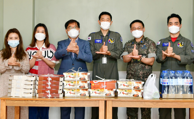 27일 오전 공군 제11전투비행단 소속 장병들이 대구 동구에 위치한 애생보육원을 방문해 치킨, 피자 등 간식과 후원금을 전달했다. 11전비 제공