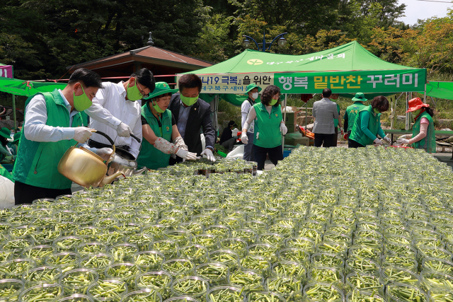 (사)대구북구새마을회(회장 백운일)는 27일 침산공원 야외음악당 주차장에서 코로나19극복을 위한 사랑의 밑반찬 나누기 행사를 진행했다. 북구청 제공