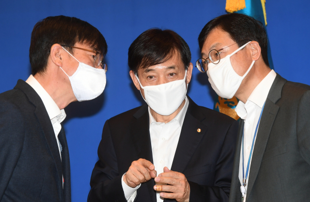 김상조 청와대 정책실장(왼쪽부터), 이주열 한국은행 총재, 이호승 경제수석이 22일 오전 청와대에서 열린 제5차 비상경제회의에 앞서 대화하고 있다. 연합뉴스