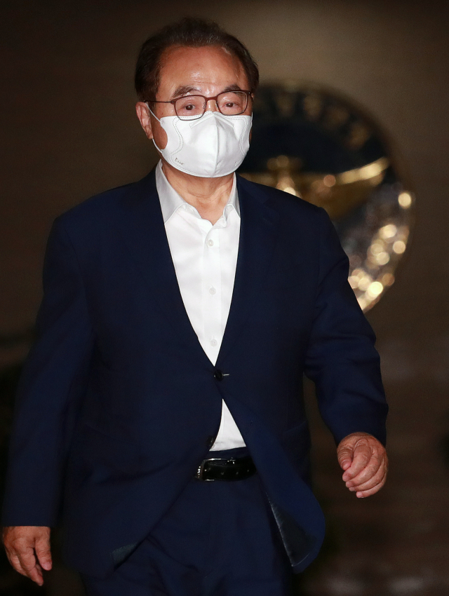 오거돈 전 부산시장이 22일 오후 부산 연제구 부산 경찰청에서 소환 조사를 마친 뒤 청사를 나서고 있다. 연합뉴스