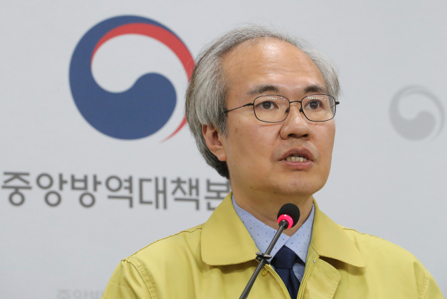 권준욱 중앙방역대책부본부장(국립보건연구원장)이 28일 오후 충북 청주시 질병관리본부에서 코로나19 국내 발생현황 및 확진환자 중간조사 결과 등 정례브리핑을 하고 있다. 연합뉴스
