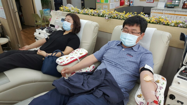 안동준법지원센터 직원들이 27일 코로나19 확산으로 줄어든 혈액 부족 문제를 해결하고자 단체헌혈에 참여하고 있다. 안동준법지원센터 제공