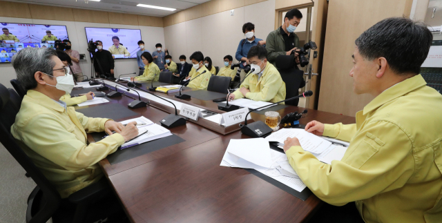 박능후 중앙재난안전대책본부 1차장(보건복지부 장관, 오른쪽)이 28일 오전 세종시 정부세종청사에서 열린 신종 코로나바이러스 감염증(코로나19) 대응 중앙재난안전대책본부 회의를 주재하며 발언하고 있다. 연합뉴스