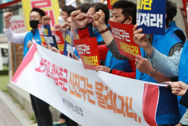 부산 공무원노동조합이 26일 오후 부산 연제구 더불어민주당 당사 앞에서 기자회견을 열어 오거돈 전 시장 성추행 사태 무마 의혹을 받는 신진구 보좌관 사퇴 번복에 대해 민주당 부산시당의 입장표명을 요구하고 있다. 연합뉴스