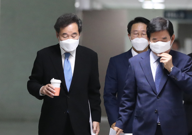 더불어민주당 이낙연 코로나19 국난극복위원장이 28일 오후 서울 여의도 국회 의원회관에서 열린