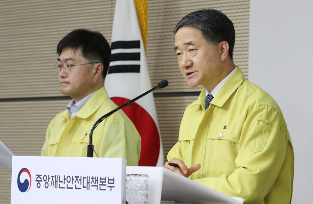 박능후 중앙재난안전대책본부 1차장(보건복지부 장관·오른쪽)이 28일 오후 세종시 정부세종청사에서 열린