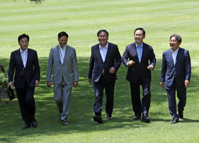더불어민주당 김태년 원내대표(왼쪽 세번째), 미래통합당 주호영 원내대표(왼쪽 네번째)가 28일 오후 문재인 대통령과 오찬 회동을 위해 강기정 정무수석과 함께 청와대 상춘재로 들어서고 있다. 왼쪽부터 강민석 대변인, 김광진 정무비서관, 김 원내대표, 주 원내대표, 강기정 정무수석. 연합뉴스