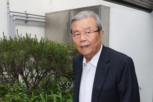 미래통합당 김종인 비상대책위원장 내정자가 28일 오전 서울 종로구의 자택에서 출근하고 있다. 연합뉴스