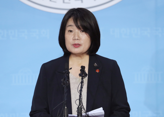 더불어민주당 윤미향 당선인이 29일 오후 서울 여의도 국회 소통관에서 정의기억연대(정의연) 활동 기간에 불거진 부정 의혹 등에 대한 해명 기자회견을 하고 있다. 연합뉴스