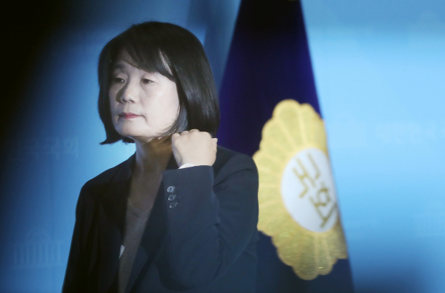 더불어민주당 윤미향 당선인이 29일 오후 여의도 국회 소통관에서 정의기억연대(정의연) 활동 기간에 불거진 의혹에 대한 기자회견을 마치고 퇴장하고 있다. 연합뉴스