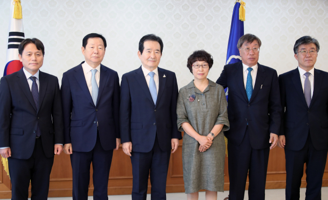 정세균 국무총리가 29일 정부서울청사에서 포항지진 피해구제심의위원회 민간위원들에게 임명장을 수여한 후 기념촬영을 하고 있다. 연합뉴스