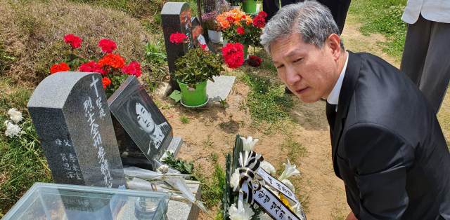 29일 오전 광주 북구 민족민주열사 묘역에서 노태우 전 대통령의 아들 재헌 씨가 고(故) 이한열 열사의 묘를 참배하고 있다. 연합뉴스