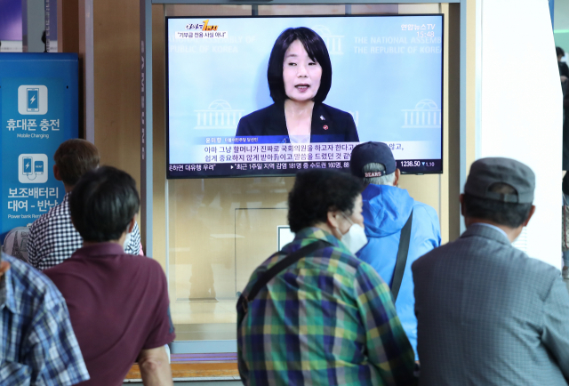 29일 오후 서울 중구 서울역에서 시민들이 더불어민주당 윤미향 당선인의 기자회견을 보고 있다. 연합뉴스