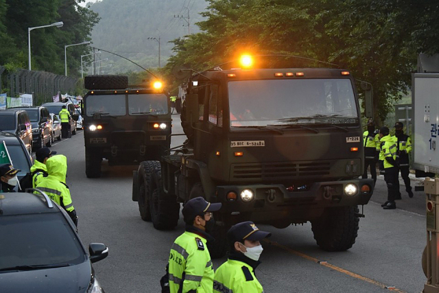 29일 오전 경북 성주 사드(THAAD·고고도미사일방어체계) 기지에 군 장비들이 들어가고 있다. 국방부와 주한미군은 앞서 노후장비 교체를 위한 육로 수송 작업을 진행한다고 밝혔다. 연합뉴스