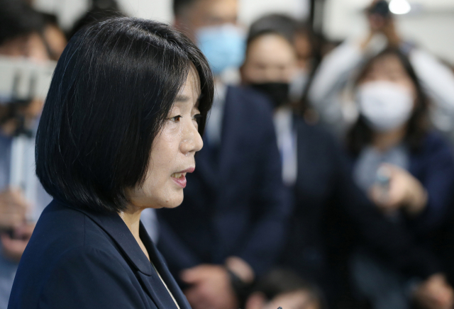 더불어민주당 윤미향 당선인이 29일 오후 국회 소통관에서 기자회견을 열고 정의기억연대 활동 당시 회계 부정 등 각종 의혹에 대한 입장을 밝힌 후 취재진의 질문에 답하고 있다. 연합뉴스