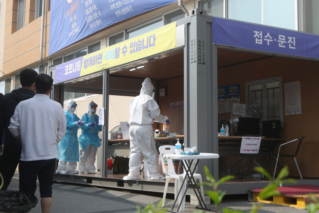28일 경기도 고양시 덕양보건소 선별진료소에서 의료진이 신종 코로나바이러스 감염증(코로나19) 검사를 준비하고 있다. 이날 쿠팡 고양 물류센터 직원이 확진 판정을 받으면서 물류센터가 폐쇄됐으며, 고양시는 이곳 직원에 대해 전수조사를 벌이고 있다. 연합뉴스