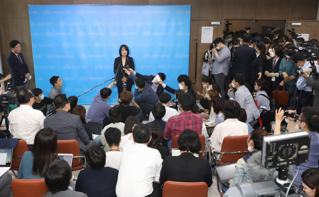 더불어민주당 윤미향 당선인이 29일 오후 국회 소통관에서 기자회견을 열고 정의기억연대 활동 당시 회계 부정 등 각종 의혹에 대한 입장을 밝힌 후 취재진의 질문에 답하고 있다. 연합뉴스