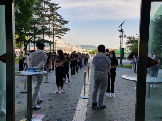 30일 엑스코에서 치러진 대구도시철도공사 신입사원 채용시험의 응시자들이 발열체크, 손소독 등 방역 단계를 거치고 있다. 대구도시철도공사 제공