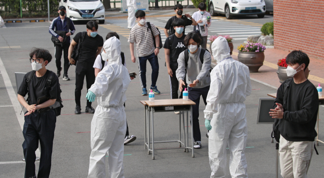 대구 수성구 능인고등학교에서 경찰공무원 채용 시험 응시자들이 고사장 입실 전 발열 측정과 손소독을 하고 있다. 김영진 기자 kyjmaeil@imaeil.com