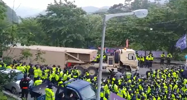 29일 오전 경북 성주 사드(THAAD·고고도미사일방어체계) 기지에 군 장비들이 들어가고 있다. 국방부와 주한미군은 앞서 노후장비 교체를 위한 육로 수송 작업을 진행한다고 밝혔다. 연합뉴스