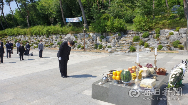 호국보훈의 달을 맞아 열린 포항시 충혼탑 위패 봉안식에서 보훈단체 회원들이 지난 1년간 순직한 호국 영령들의 위패를 모시며 헌화를 하고 있다. 포항시 제공
