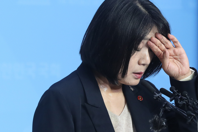 더불어민주당 윤미향 당선인이 지난 29일 오후 여의도 국회 소통관에서 정의기억연대(정의연) 활동 기간에 불거진 의혹에 대한 기자회견을 하고 있다. 연합뉴스
