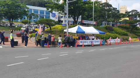 경북 영주시 풍기읍 백1리 주민 100여 명이 1일 영주시청 앞 도로에서 시위를 벌이고 있다. 마경대 기자