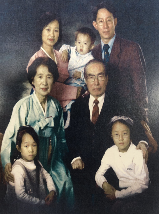 윤임술 일경언론문화재단 이사장과 가족들