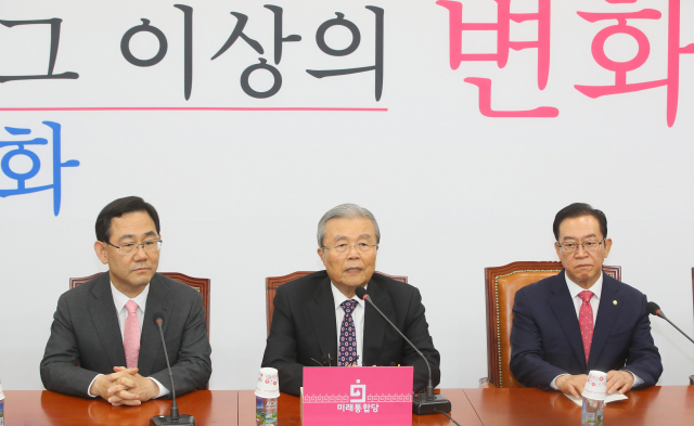 미래통합당 김종인 비상대책위원장이 1일 국회에서 열린 비상대책위원회의에서 발언하고 있다. 왼쪽부터 주호영 원내대표, 김종인, 이종배 정책위의장. 연합뉴스