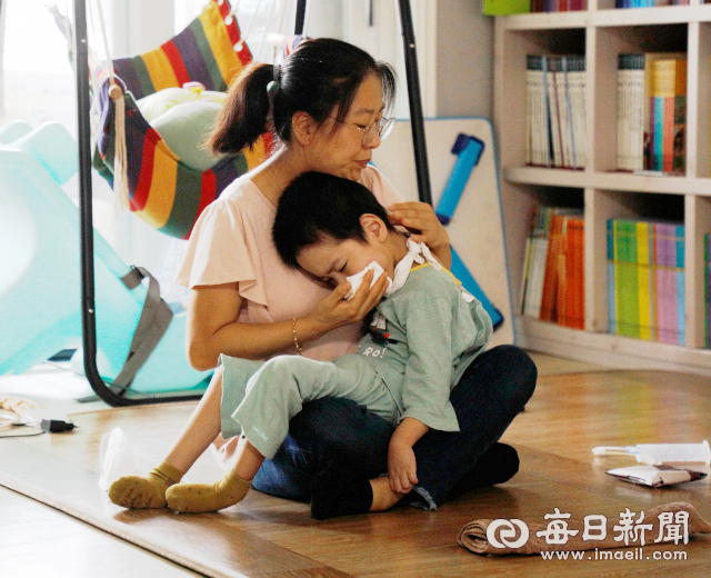 엄마 신문정(가명·42) 씨가 뇌병변 장애를 가진 막내아들 최홍준(가명·10) 군의 등을 두드리며 가래를 받아내고 있다. 우태욱 기자 woo@imaeil.com