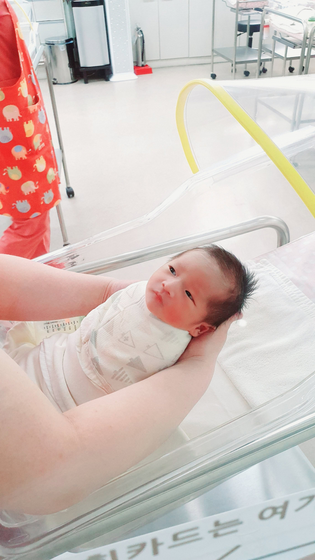 강희진(39)‧설성화(38) 부부 첫째 아들 꿀벌(2.7kg)5월 19일 출생