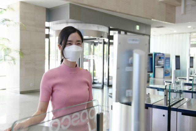 포스코ICT는 정문에 AI 기반의 안면인식 솔루션 