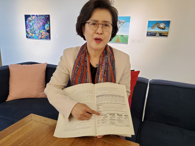 2일 칠곡 가산면 수피아미술관에서 만난 홍영숙 대한웰다잉협회 대구경북지부 지부장이 웰다잉 교육에 대해 설명하고 있다. tong@imaeil.com
