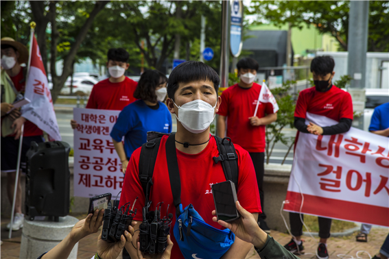 2일 오후 경북 경산지역 5개 대학(경일대·대구가톨릭대·대구대·대구한의대·영남대) 총학생회장단이 교육부와 각 대학에 등록금 일부 반환 등을 요구하며 국토 대종주에 나선 가운데 박종주 영남대학교총학생회장이 성명문을 발표하고 있다. 사진=총학생회장단 제공.