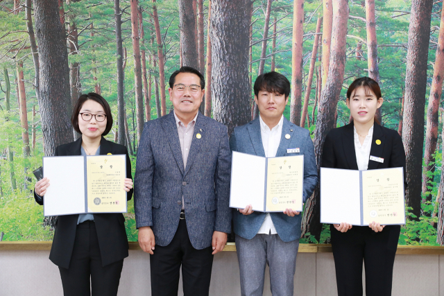 상반기 베스트 공무원. 왼쪽부터 정효진, 전찬걸 군수, 엄태흥, 남시현 주무관. 울진군 제공