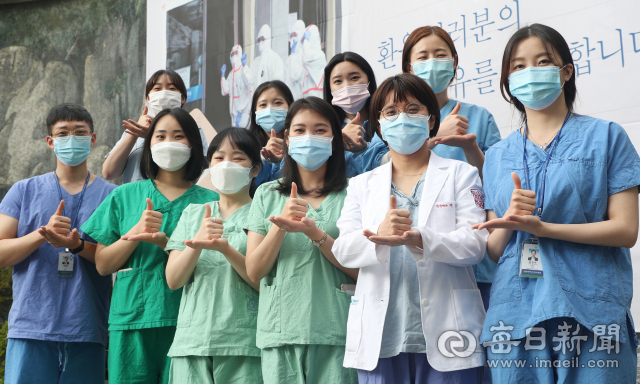 2일 계명대학교 대구동산병원에서 의료진이 K방역 성공의 주인공인 대구시민들에게 감사를 표하는 