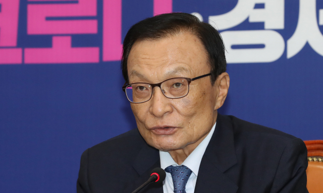 더불어민주당 이해찬 대표가 2일 오후 서울 여의도 국회에서 열린 정례기자간담회에서 발언하고 있다. 연합뉴스