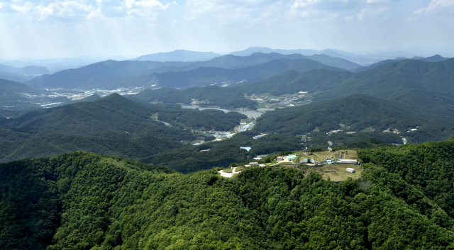 난함산 정상 모습. 멀리 추풍령 저수지가 보인다.