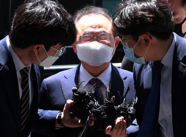 오거돈 전 부산시장이 2일 강제추행 혐의로 구속 전 피의자 심문(영장실질심사)을 마친 뒤 부산 동래구 동래경찰서로 들어서고 있다. 연합뉴스