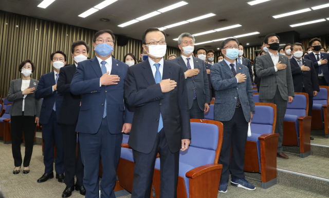 더불어민주당 이해찬 대표와 김태년 원내대표 등이 지난 2일 오전 서울 여의도 국회에서 열린 의원총회에서 국기에 대한 경례를 하고 있다. 연합뉴스