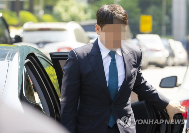 빅뱅 전 멤버 승리의 동업자 유인석 전 유리홀딩스 대표가 지난해 5월 구속 전 피의자 심문(영장실질심사)을 받기 위해 서울 서초구 서울중앙지법으로 들어서고 있다. 연합뉴스