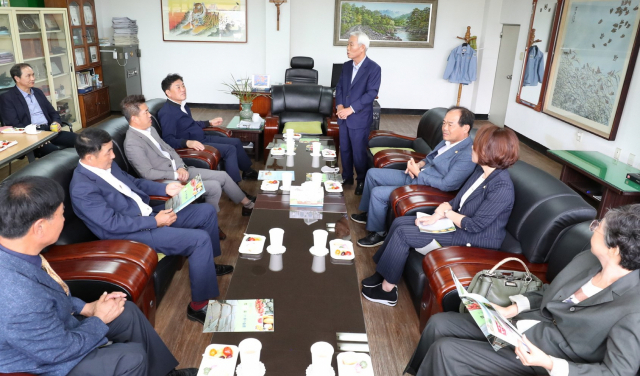 3일 월항장산공단을 방문한 성주군의원들이 박회국 동아필름 대표에게 기업경영 애로를 듣고 있다. 성주군의회 제공