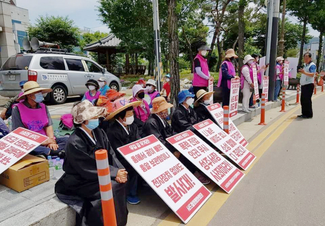3일 소성리 사드철회 성주주민대책위원회가 성주경찰서 앞에서 개최한 집회에서 일부 소성리 주민들이 검은 상복을 입은 채 