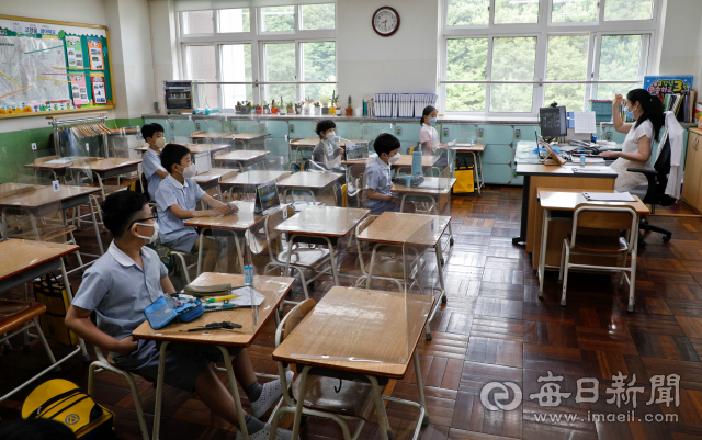 고1, 중2, 초등학교 3~4학년 학생들의 등교가 시작된 지난 3일 대구 영신초등학교 4학년 학생들이 교실에 앉아 수업 시작을 기다리고 있다. 우태욱 기자 woo@imaeil.com