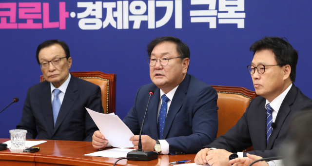더불어민주당 김태년 원내대표가 3일 오전 서울 여의도 국회에서 열린 최고위원회의에서 발언하고 있다. 연합뉴스